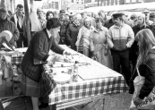 Aanschouwelijk onderwijs voor volwassenen op de voorjaarsmarkt in mei 1983