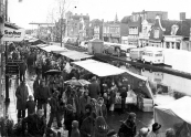 Natte voorjaarsmarkt in 1978 te Gorredijk, hier de kramen en standwerkers op Brouwers- en Langewal.