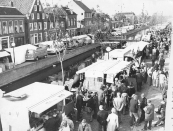 Marktkooplui staan met hun kramen op Kerke- en Molenwal tijdens de oktobermarkt 1976