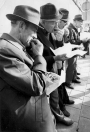 Dooie visjesvreters naast het oude postkantoor op de hoek Kerkewal - Hoofdstraat in oktober 1976.