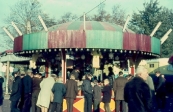 De eerste kleurendia's van de kermis uit de jaren 60, foto gemaakt door Feikema Dit betreft het spel Balco Rotor van de familie Venekamp.