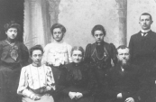 
Van der Zwaag met vrouw en kinderen in 1904. Staande: Aaltje, Tietje, Elisabeth en Gabe v/d Zwaag. Zittend: Harmke v/d Zwaag, Catharina Faber (Geerts vrouw) en Geert Lourens v/d Zwaag.