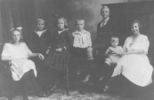 
Een groep kleinkinderen van Geert Lourens v/d Zwaag. V.l.n.r.: Annie v/d Zwaag, Geert de Boer, Wijke de Boer, Geert Lourens v/d Zwaag, Elias de Jong, Catharina Numan en Catharina de Jong.   