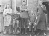 Personeel van de drukkerij van Geert Lourens v/d Zwaag, toen nog gevestigd aan de Brouwerswal nr.21 (nu bakkerij Verloop). V.l.n.r.: Jan v/d Wijk, Wobbe Bosma (overleden in 1909), Binne van Leer, en Gabe Geerts v/d Zwaag.