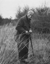 Engbert Jobs Posthuma laadt zijn jachtgeweer. Hij is hier op zijn ''Boschhoeve'' te Nije Berkoop. De foto is gemaakt in 1969, hij was toen 85 jaar.