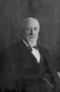 
J.E. Posthuma oprichter Nutspaarbank. 1876 oprichter, 1909-1935 voorzitter, 1935 commissaris.
