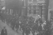 Mobilisatie 1914-1918. Manschappen in de Hoofdstraat te Gorredijk op weg naar Lippenhuizen.