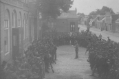 Mobilisatie 1914-1918. De dagorder wordt op het plein voor de school (nu museum) te Gorredijk voor gelezen.
