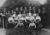 Zangkoor Algemene Geheelonthoudersbond te Gorredijk. Achter bij de lessenaar meester Alberda (leider), verder Sjoerd de Boer, Hendrik Ringenldus, Jan Ringenoldus, Kees de Vries, Bauke Nauta, Jan Kort, Hendrik Heringa, en Wiebe Ringenoldus. Midden: Abeltje Bosma, Froukje de Boer, Metje Ringenoldus en Abeltje Moll. Voor: Hendrikje de Vries, Boukje Algera, Griet Bijlsma, Ybeltje Koelma, Antje Douwes, N.N., N.N.