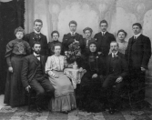 
Foto ter gelegenheid van het huwelijk van Rijkele Alberts de Jong met Aukje (Akke) Wouters Jongbloed op 04-06-1908. Rechts zittend het bruidspaar, links Molle de Jong en Harmke v/d Zwaag (huwelijk in 1915 ontbonden). Staande: Aaltje v/d Zwaag, Jonker, Elisabeth v/d Zwaag, Arendsen, Tietje v/d Zwaag, Hendrik Jongbloed, Wietske Jongbloed en Gabe v/d Zwaag.