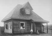 De familie Sinnema bij hun vakantiehuisje op Ameland.