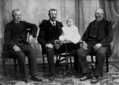 Familiefoto met in het midden Albert Sinnema met zoon Henk op het tafeltje.