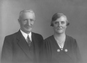 Albert Sinnema en zijn tweede vrouw Jeltje Elzinga, Albert was hoofd van de Muloschool.