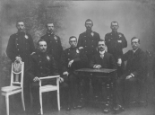 De Postbeamten in Gorredijk omstreeks 1909. V.l.n.r. staande: de Vries, Jarings, Rijkens en Dijkstra. Zittend: Dokter, de Boer, Thijs Aberson (directeur), en B de Vries (klerk).