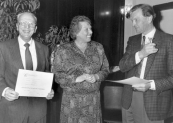 In 1991 werden de heren E.Huisman en G.Siebinga benoemd tot erelid van ''Het Nut''. Hier de uitrijking van de bijbehorende oorkonde.