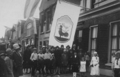 Johannes v/d Kooij had zich plm. 1900 als kippenfokker in Terwispel gevestigd. In 1923 kocht hij het huis van Doekele Sjoerds Nauta aan de Kerkewal en begon hij met verkoop van kippenvoer. Bij de opening van het bedrijf hing er een vlag met de text: ''Van der Kooij, dat is't adres''.