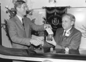 Harm Blokzijl (rechts) ontving op 15 december 1989 een erepenning uit handen van Burgermeester Van Bodegom wegens zijn diensten bewezen aan de ijsclub Hald Moed en eerder voor de hiermede gefuseerde ijsclub Eendracht