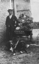 Gosse Boersma met zijn groenten op de hondekar in de Burgemeester Selhorststraat te Gorredijk. Foto 1926. Later zou hij in Lippenhuizen wonen.