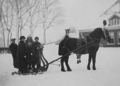 Arje Sietze de Jong en familie op hun arreslee voor de boerderij ''it Iekenhiem'' aan de Stationsweg te gorredijk in 1925.