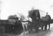 
Bij de bakkerswagen staat Jan van der Draai, links met de fiets Ieme van der Draai en aan de rechterkant Ale van der Draai. De foto is gemaakt in Terwispel op de Alde Dyk ter hoogte van bakker Postma.