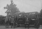 De Gorredijkster brandweer met haar personeel. V.l.n.r.: Gerard Brons, Hans de Boer, Engbert Posthuma, Gerrit WagenaarAnne de Jong (chauffeur), Hendrik Jongbloed op de treeplank en Hans Veldman.