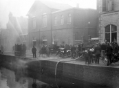
Ook op de begane grond was Teijema een fotograaf van formaat. Deze plaat maakte hij van een demonstratie die de gemeentelijke brandweer op de Kerkewal gaf, wellicht na aanschaf van nieuw materiaal. 19 juni 1924.