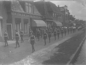 Optocht van gymnasten op de Langewal te Gorredijk.