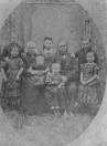 Foto van Douwe van Dam en gezin in 1874. Hij was bakker in de twee gebroeders.
