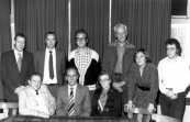 Het bestuur van Plaatselijk Belang in 1979. Staande v.l.n.r.: Pater van Ulden, Wester, Kluitenburg, Tjoelker, H.Schippers-Stoelwinder, en v/d Korst. Zittend: Harm Blokzijl, Klaas Idzinga, Sietske v/d Meulen.