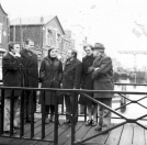 Het bestuur van Plaatselijk Belang, staande op het voetbruggetje bij de Molenhof. V.l.n.r.: J.de Vos, Pater L.van Ulden, H.Schippers-Stoelwinder, Harm Blokzijl, Sietske van der Meulen en G.Looienga.