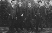 Vier Gorredijkster vrienden. V.l.n.r.: Hans Wapstra, Jan Dunant, Jan Bosma en Otte v/d Werf. Foto 1910.