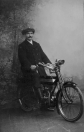 De hier afgebeelde heer Jelsma zit op een Engelse motorfiets merk ''Raglan'' uit 1914. Jelsma was leerling machinist bij Tjitse Mast op de olieslagerij aan de Kerkewal te Gorredijk.