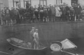 In 1929 raakte een personenauto in de sluiskolk te Gorredijk. De berging van de auto trok veel publiek. In de roeiboot Egbert Kuipers (links) en diens zwager Anne Willems de Jong.		