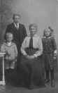 Gurbe v/d Wijk (geb. 03.07.1877) en zijn vrouw Loltje Grupstra (geb. 12.05.1881) hebben model getaan voor de korte weersverwachting van Hans de Jong op het voorblad van de Leeuwarder Courant. Hier staan zij met hun zoon Wiebe (geb.18.04.1911) en dochter Martha (geb.22.05.1909).