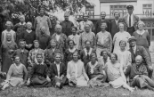 De vrouwenvereniging ''Hulp in Nood'' uit Gorredijk maakte in 1915 een bustocht waarbij deze foto werd gemaakt. De man rechts met strohoed is de chauffeur Dragstra.