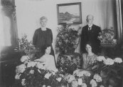 Op 10 mei 1928 vierde notaris Spruijt zijn 25 jarig jubileum als voorzitter van Plaatselijk Belang. Links van hem staat zijn vrouw Maria E.C.Greebe, zittend hun beide dochters Anna en Cornelia.