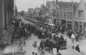 Een onafzienbare rij van ''hoge hoeden'' vervoerde op 1 augustus 1929 de Gorredijkster ouden van dagen op hun tocht naar Oranjewoud en Frederiksoord. Dit was de eerste van een jaarlijks terugkerende feestdag die werd georganiseerd door de middenstand. De eerste auto was van Hendrik Jonkers, de derde van Gerrit Sijtsema.