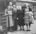 
Deze foto werd gemaakt bij het vertrek van Jelle de Boer naar Amerika. V.l.n.r.: Jitske de Boer - de Jong, Hans Jelles de Boer (moeder en vader van Jelle), Jelle Hanzes de Boer, N.N., en Romkje de Boer, zuster van Jelle.