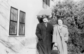 Jelle de Boer en zijn vrouw Elenor voor hun eerste huis in Waco, Texas.