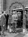 Het voltallige bestuur van de W.H.I. was op 17-09-1974 aanwezig bij de handelstentoonstelling Magneto in de Skans te Gorredijk. De man met het lint, de Heer Wim Riemersma, Rijksconsulent voor het midden en kleinbedrijf. Vanaf Links: H.J.Bijlsma, R.Inneger, M.Faber, N.N., M.Kerstbergen-Brinksma, B.de Boer, D.Boorsma, J.v/d Zee, K.Idzinga en W.Veenstra.