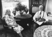 Hendrik Heringa en zijn tweede echtgenoot Anna Broers in hun duplexwoning aan de Nijewei op 23 juli 1983.