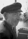 
Cornelis Wilkes bij zijn woonscheepje aan de Kerkewal. Hij overleed in 1963. Elke zaterdag was hij met zijn vrouw Margje te vinden in de bioscoop bij Wiegersma, vooraan op de derde rang.