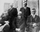 Bestuur Plaatselijk Belang Kortezwaag in 1935, Staande Siebe de Boer, Keimpe Blom. Zittende: B.Wapstra, Br.Kielstra en O.de Vries.