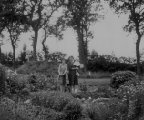 Yke Roelinga en A. Roelinga-Bethlehem met Lammert Veldema op de arm. Foto gemaakt in de tuin van het huis aan de Nijewei bij de afslag naar Tjoelebartje.