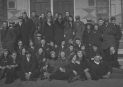 
De Jeugd Geheelonthouders club, afdeling Gorredijk, poseerde op 10 maart 1935 op de stoep van het postkantoor aan de Kerkewal. Op de bovenste rij rechts staat Attje Sijke Kort, de rest is onbekend.