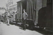 Kort na de tweede wereldoorlog werd de tramdienst gestaakt en zijn de rails opgebroken. Geheel rechts op de foto de locomotief van de opbraaktram, een zogenaamde grote Henschel. De Gorredijkster Gerrit van der Walle liet zich dit historische moment niet ontgaan.