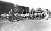 Bij het tramstation is een voorraad motorfietsen aangekomen, deels nog zonder banden. Eigenaar Hendrikus de Boer zit op een reeds voor verkoop gereedgemaakte B.S.A. motor met nummerbord B16249 op naam van Hendrikus de Boer, Gorredijk, gemeente Opsterland. Afgegeven: 20-5-1931.