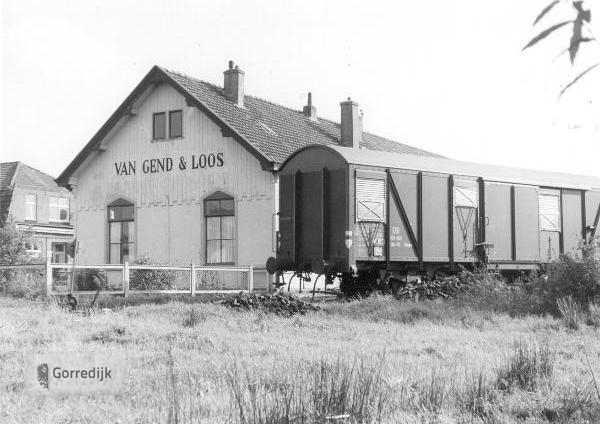 Tramstation met goederenwagon.